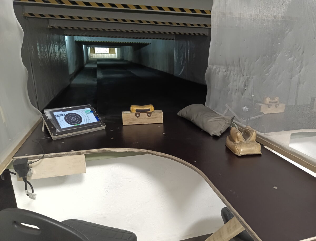 Schießplatz mit elektronischer Zielanzeige, Auflage und Sandsack